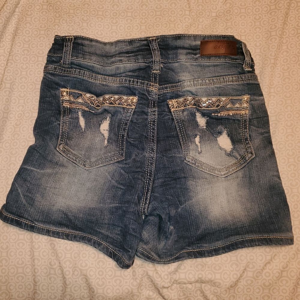 DAYTRIP TAURUS BOYFRIEND EMBELLISHED JEAN SHORTS SIZE 26